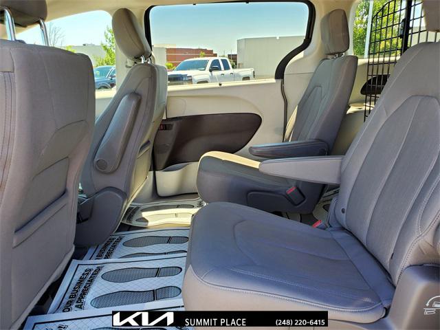 Photo of 2020 Granite Crystal Metallic Clearcoat Chrysler Pacifica