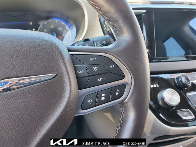 Photo of 2020 Granite Crystal Metallic Clearcoat Chrysler Pacifica