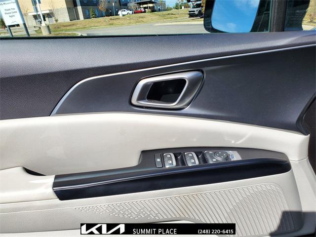 Photo of 2024 Aurora Black Pearl Kia Carnival