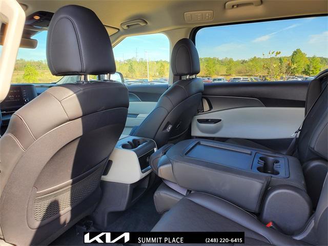 Photo of 2024 Aurora Black Pearl Kia Carnival