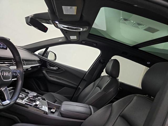 Photo of 2017 Gray Audi Q7
