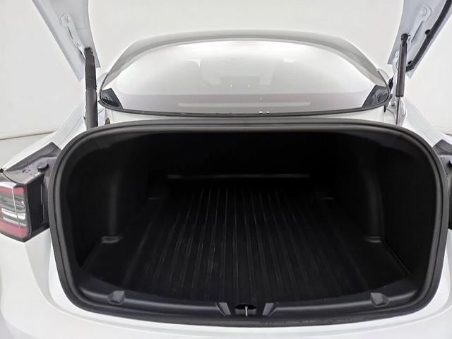 Photo of 2022 White Tesla Model 3