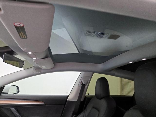 Photo of 2022 White Tesla Model 3