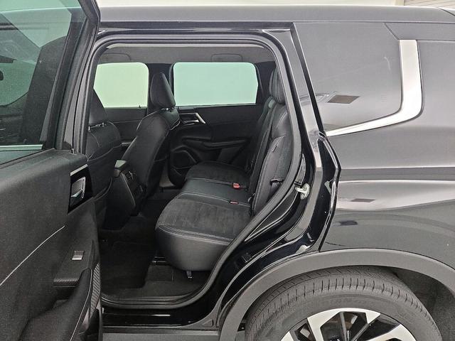 Photo of 2022 Black Mitsubishi Outlander