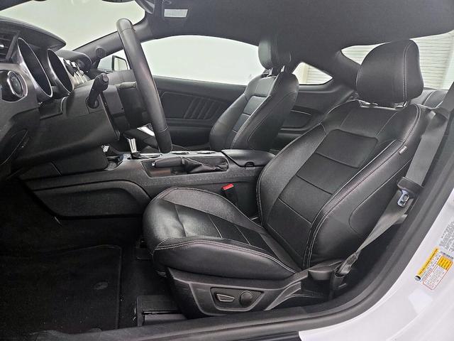 Photo of 2022 White Ford Mustang