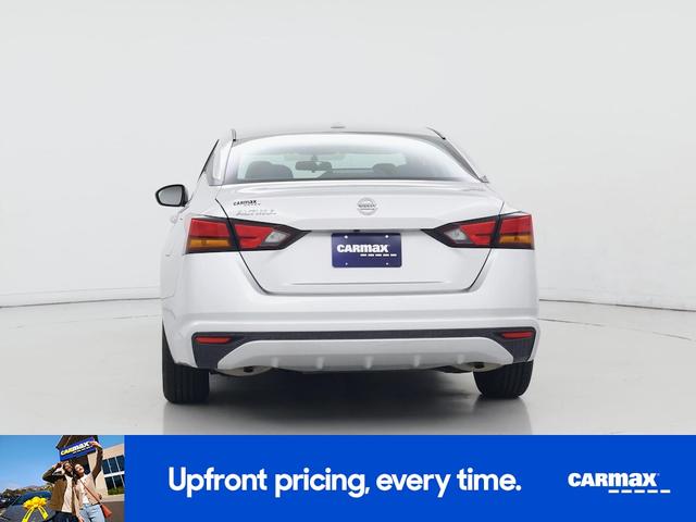 Photo of 2020 Silver Nissan Altima