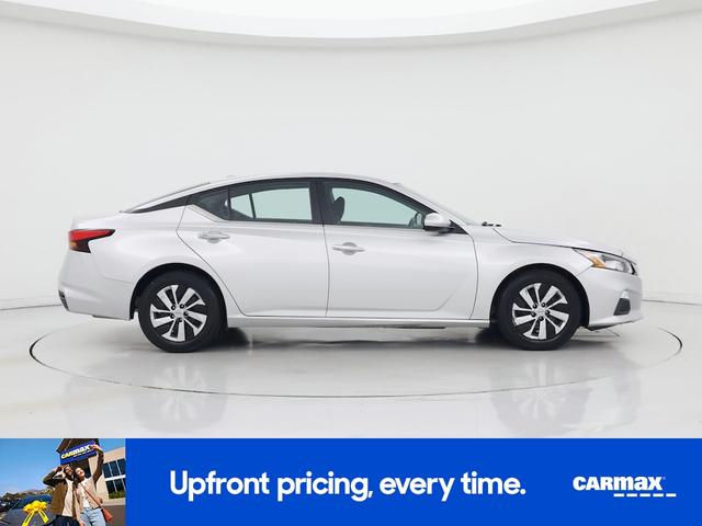 Photo of 2020 Silver Nissan Altima