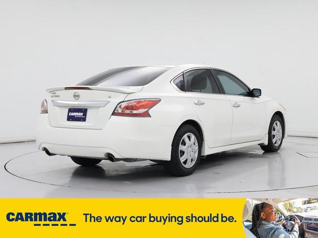 Photo of 2015 White Nissan Altima