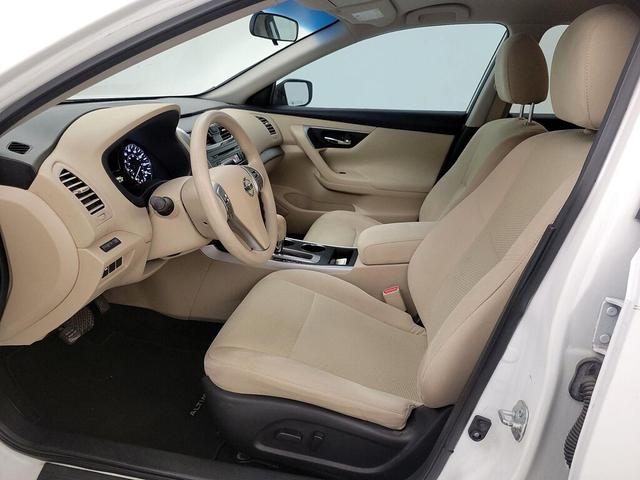 Photo of 2015 White Nissan Altima