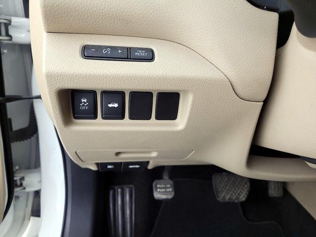 Photo of 2015 White Nissan Altima