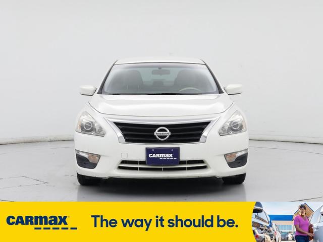 Photo of 2015 White Nissan Altima
