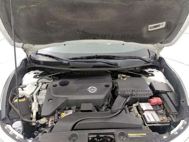 Photo of 2015 White Nissan Altima
