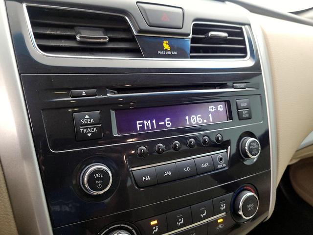 Photo of 2015 White Nissan Altima