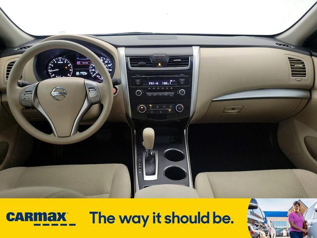 Photo of 2015 White Nissan Altima