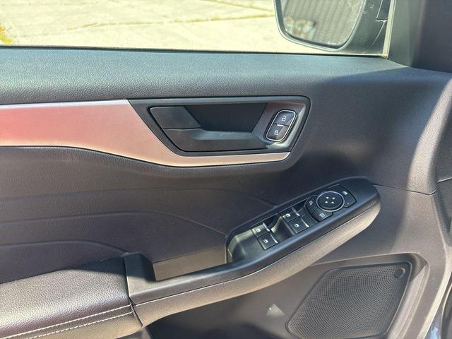 Photo of 2022 Carbonized Gray Metallic Ford Escape