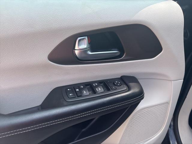 Photo of 2022 Brilliant Black Crystal Pearlcoat Chrysler Voyager