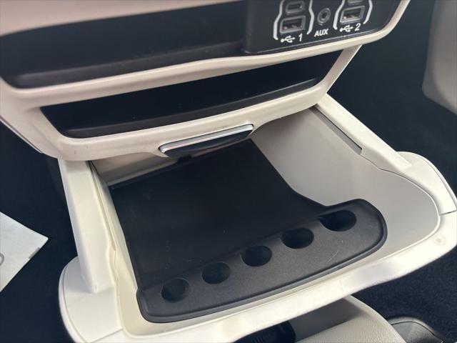 Photo of 2022 Brilliant Black Crystal Pearlcoat Chrysler Voyager