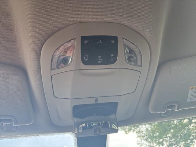 Photo of 2022 Brilliant Black Crystal Pearlcoat Chrysler Voyager