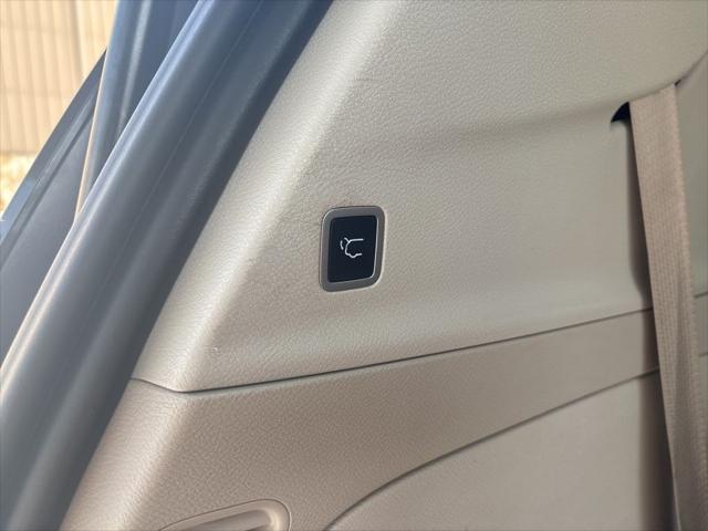 Photo of 2022 Brilliant Black Crystal Pearlcoat Chrysler Voyager