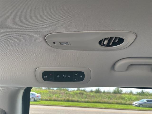 Photo of 2022 Brilliant Black Crystal Pearlcoat Chrysler Voyager