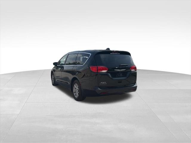 Photo of 2022 Brilliant Black Crystal Pearlcoat Chrysler Voyager