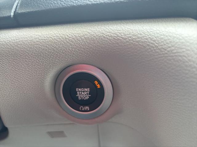 Photo of 2022 Brilliant Black Crystal Pearlcoat Chrysler Voyager