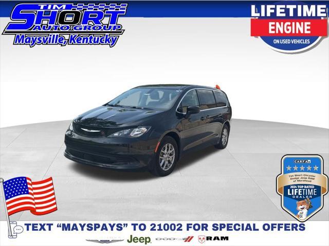 Photo of 2022 Brilliant Black Crystal Pearlcoat Chrysler Voyager