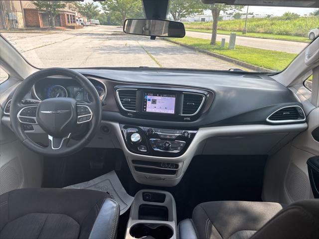 Photo of 2022 Brilliant Black Crystal Pearlcoat Chrysler Voyager