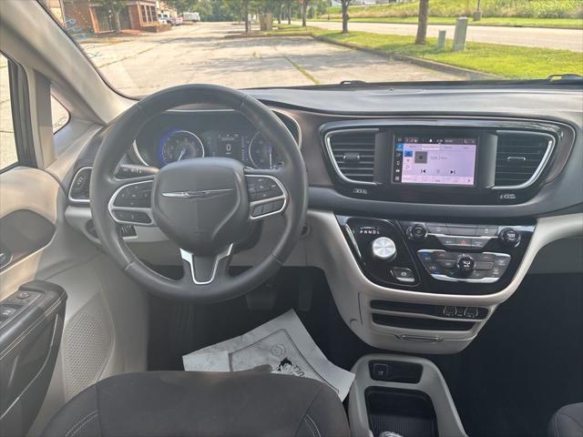 Photo of 2022 Brilliant Black Crystal Pearlcoat Chrysler Voyager