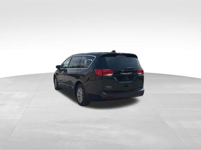 Photo of 2022 Brilliant Black Crystal Pearlcoat Chrysler Voyager
