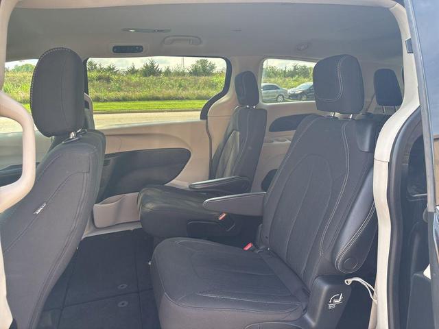 Photo of 2022 Brilliant Black Crystal Pearlcoat Chrysler Voyager
