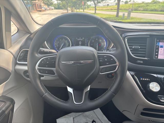Photo of 2022 Brilliant Black Crystal Pearlcoat Chrysler Voyager