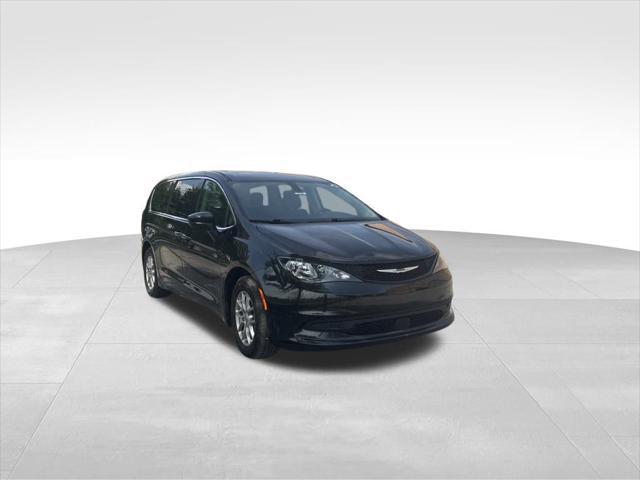 Photo of 2022 Brilliant Black Crystal Pearlcoat Chrysler Voyager