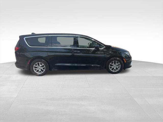 Photo of 2022 Brilliant Black Crystal Pearlcoat Chrysler Voyager