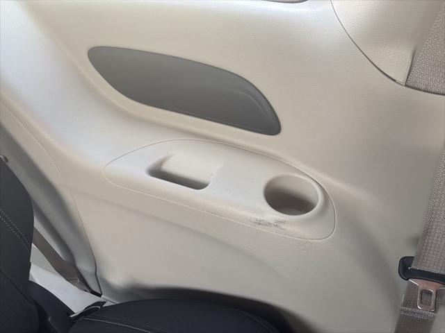 Photo of 2022 Brilliant Black Crystal Pearlcoat Chrysler Voyager