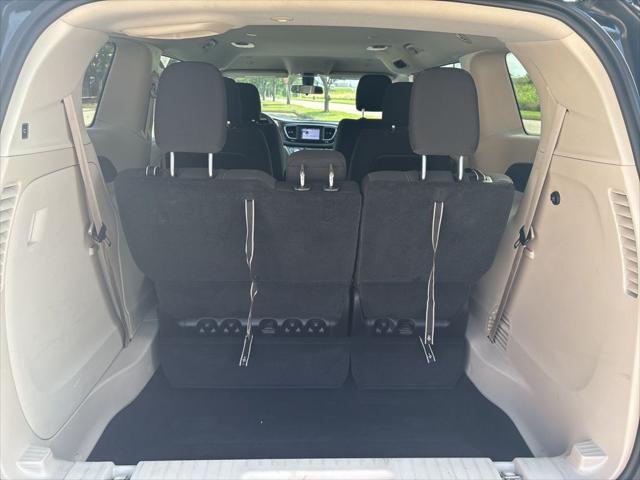Photo of 2022 Brilliant Black Crystal Pearlcoat Chrysler Voyager