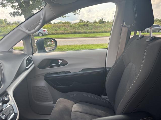 Photo of 2022 Brilliant Black Crystal Pearlcoat Chrysler Voyager