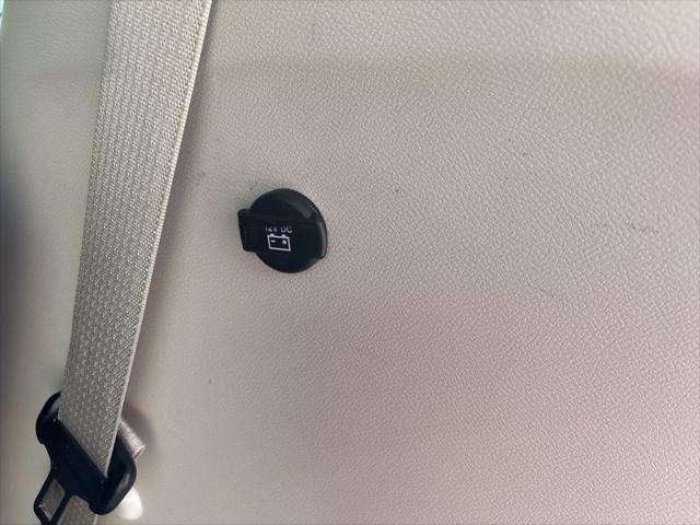 Photo of 2022 Brilliant Black Crystal Pearlcoat Chrysler Voyager