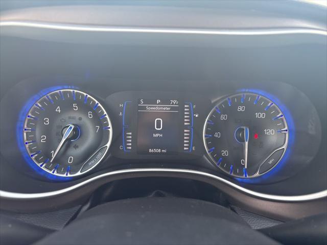Photo of 2022 Brilliant Black Crystal Pearlcoat Chrysler Voyager