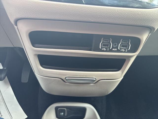 Photo of 2022 Brilliant Black Crystal Pearlcoat Chrysler Voyager