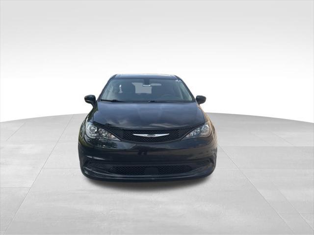 Photo of 2022 Brilliant Black Crystal Pearlcoat Chrysler Voyager