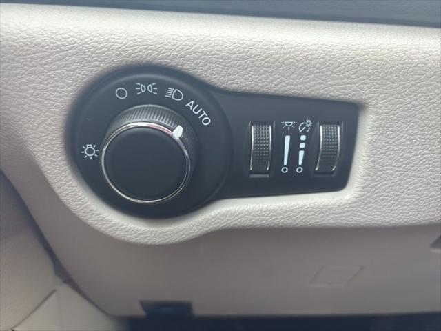 Photo of 2022 Brilliant Black Crystal Pearlcoat Chrysler Voyager