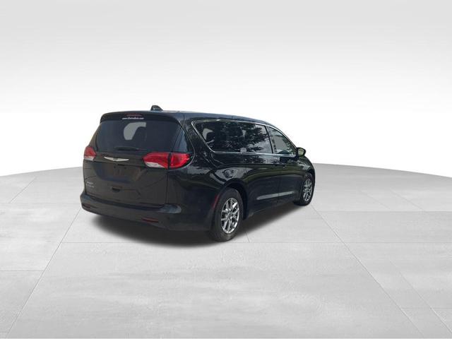 Photo of 2022 Brilliant Black Crystal Pearlcoat Chrysler Voyager