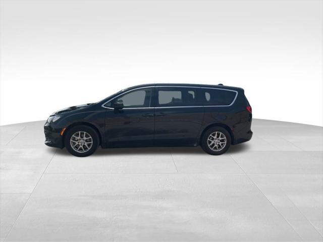 Photo of 2022 Brilliant Black Crystal Pearlcoat Chrysler Voyager