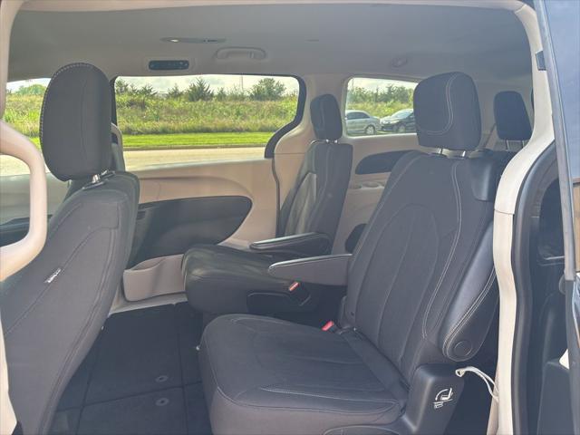 Photo of 2022 Brilliant Black Crystal Pearlcoat Chrysler Voyager
