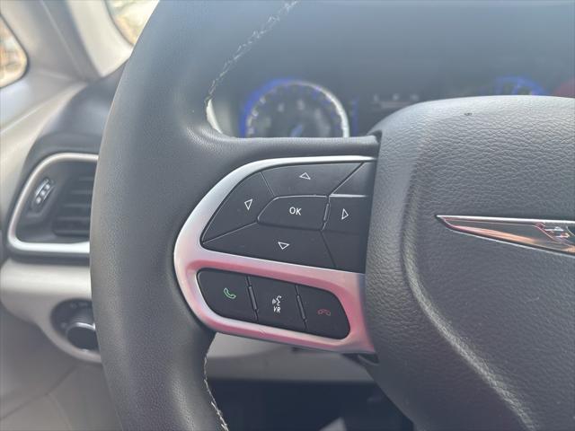 Photo of 2022 Brilliant Black Crystal Pearlcoat Chrysler Voyager