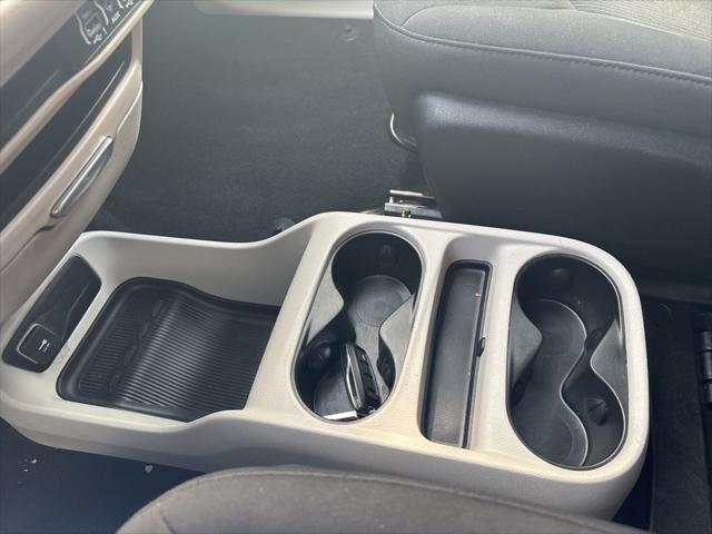 Photo of 2022 Brilliant Black Crystal Pearlcoat Chrysler Voyager