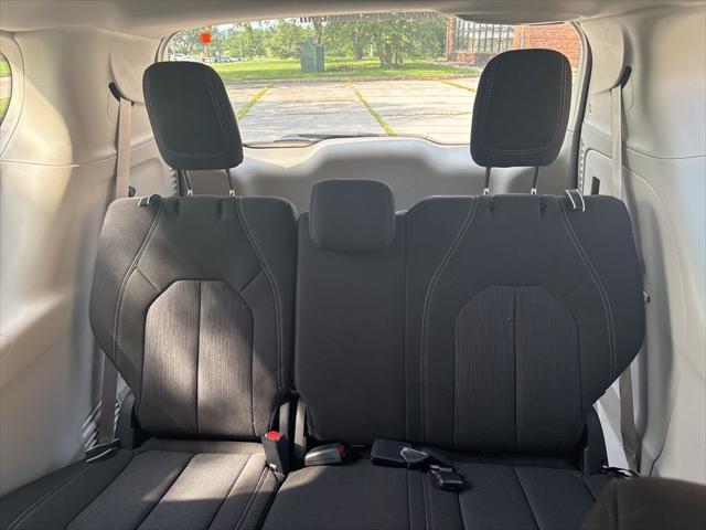 Photo of 2022 Brilliant Black Crystal Pearlcoat Chrysler Voyager