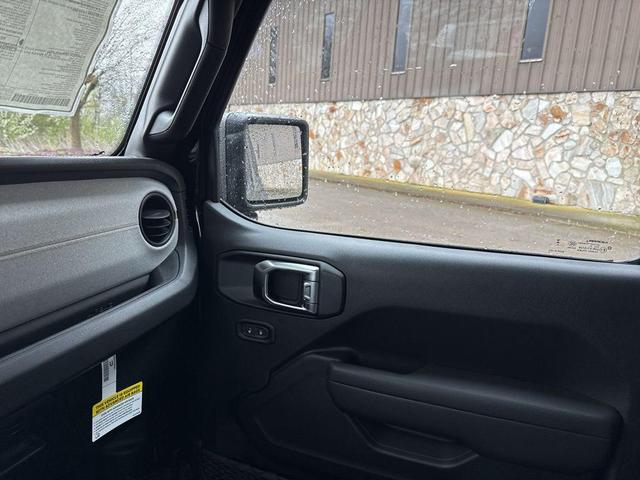 Photo of 2025 Black Clearcoat Jeep Gladiator