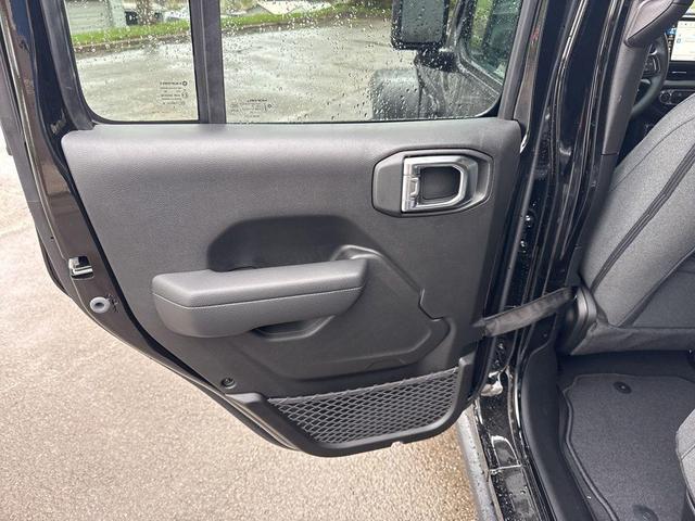 Photo of 2025 Black Clearcoat Jeep Gladiator